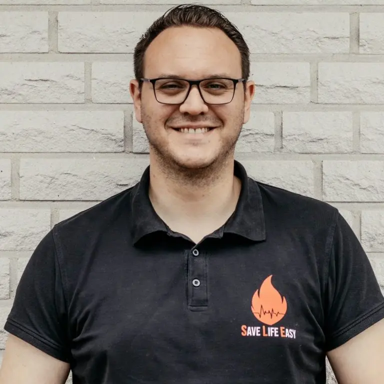 Porträt von Tobias Lahrkamp, Ausbilder für Erste Hilfe und Brandschutz.